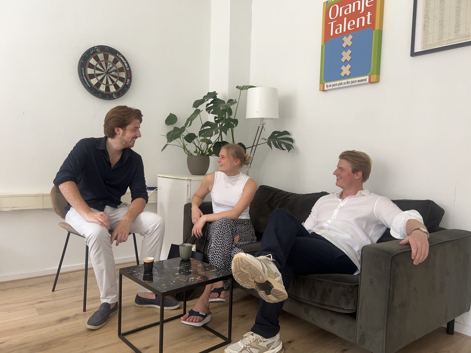 Luca en Dirk van Oranjetalent in gesprek op kantoor